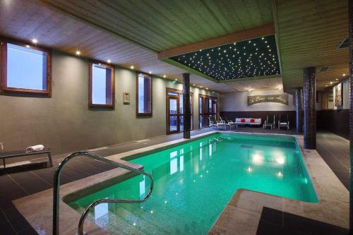 una gran piscina en una casa con en ARC 2000 Appartement 2 pieces en Résidence 4 étoiles, en Arc 2000