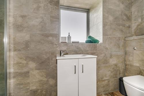 ein Badezimmer mit Waschbecken und Toilette in der Unterkunft Foxglove in Whitby