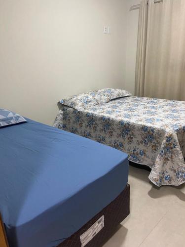 two beds sitting next to each other in a room at Casa Dos Papagaios in Bonito