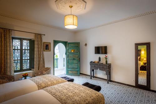 Postel nebo postele na pokoji v ubytování Riad les remparts de la kasbah
