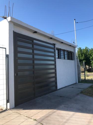 un garaje con una puerta grande en una casa en Monoambiente céntrico en San Rafael