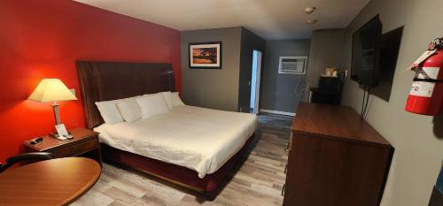 Tempat tidur dalam kamar di Nashoba Valley Inn & Suites