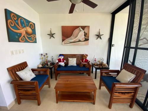 Posezení v ubytování Escape to Paradise, Minimalist 4-BR Beachfront, 300 Mbps with amazing views