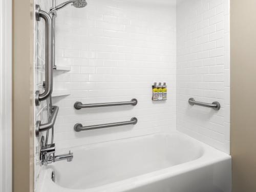 Baño blanco con bañera y lavamanos en Staybridge Suites Seattle - South Lake Union, an IHG Hotel en Seattle