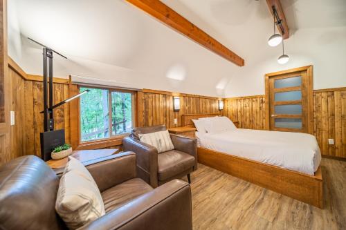 a bedroom with a bed and a couch at Halcyon Hot Springs Resort in Halcyon Hot Springs