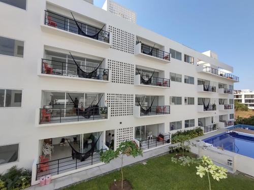 une image d'un immeuble d'appartements avec une piscine dans l'établissement Papaya Condo Acapulco Diamante -Solo Adultos, à Acapulco