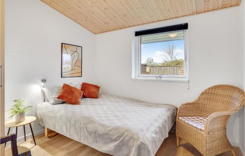 ein Schlafzimmer mit einem Bett, einem Stuhl und einem Fenster in der Unterkunft Nice Home In Strby With Kitchen in Strøby