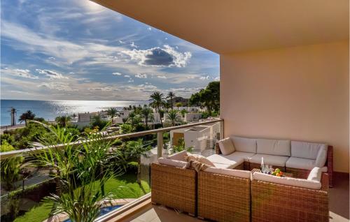 einen Balkon mit einem Sofa und Meerblick in der Unterkunft 3 Bedroom Cozy Apartment In Villajoyosa in Villajoyosa