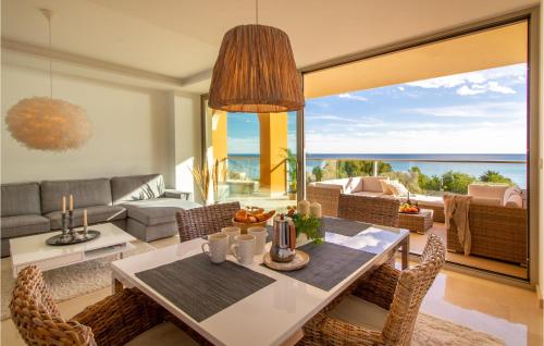 ein Wohnzimmer mit Tisch und Stühlen und einer Couch in der Unterkunft 3 Bedroom Cozy Apartment In Villajoyosa in Villajoyosa