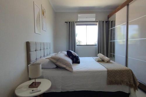 Ένα ή περισσότερα κρεβάτια σε δωμάτιο στο Apartamento Doce Aconchego - RESIDENCIAL WAKI 05