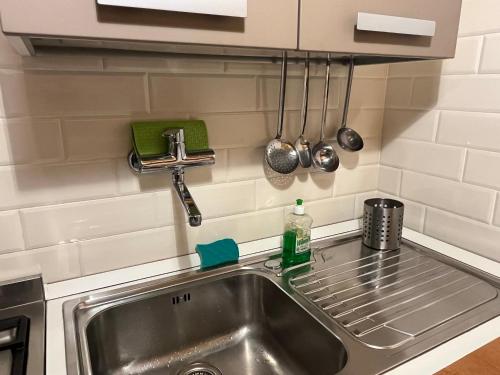 a stainless steel sink in a kitchen at Appartamento Superior Condominio Orso Bianco, parquet, Wi-Fi in Prati di Tivo