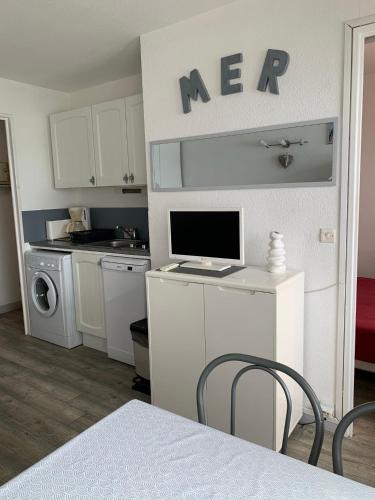 - une cuisine avec un bureau et un ordinateur dans l'établissement Superbe vue sur le chenal, à Leucate