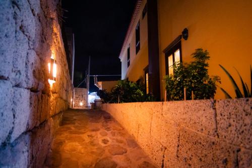 an alley way at night with a building at Hotel El Tejar & Spa in Vilaflor
