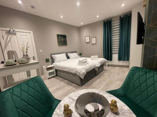 1 dormitorio con 1 cama, mesa y sillas en Double Room London en Londres