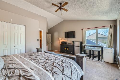 1 dormitorio con cama, mesa y ventana en A Colorado Room With a View - King en Colorado Springs