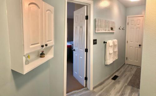 baño con puerta blanca y pasillo en A Colorado Room With a View - King en Colorado Springs