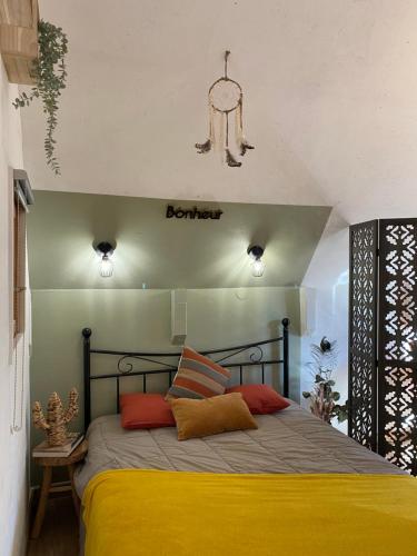 sypialnia z łóżkiem z żółtymi i pomarańczowymi poduszkami w obiekcie Camping la Peiriere w mieście Tuchan