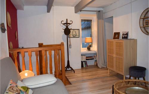 uma sala de estar com um sofá e uma escada em Amazing Home In Lannion With Kitchenette em Lannion