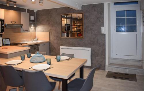 Η κουζίνα ή μικρή κουζίνα στο Awesome Home In Lannion With Wifi