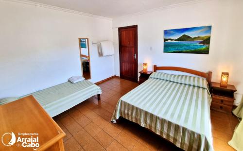 two beds in a hotel room with two bedsvisor at Hotel da Canoa in Arraial do Cabo