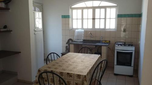 サンセバスチャンにあるChalés 1 e 2 dormitórios - Juquehyのキッチン(テーブル、椅子、シンク付)