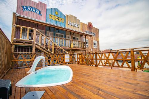 a hot tub sitting on the deck of a building at Pousada Vila do Cowboy in Penha