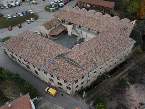an overhead view of a large building with two roofs at Beau logement 4 chambres in Roisey