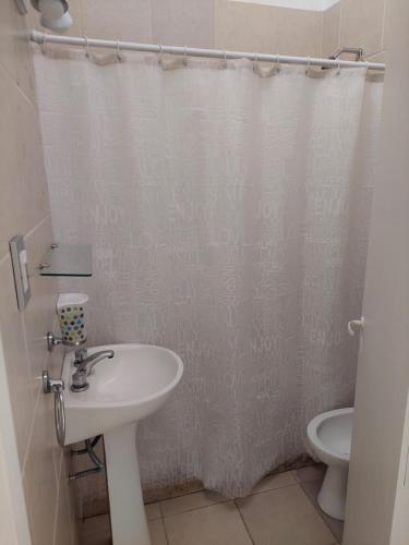 y baño con lavabo, aseo y cortina de ducha. en Yorokobi en San Rafael
