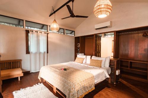 Anahata Retreat Beach Front Ashwem Goaにあるベッド