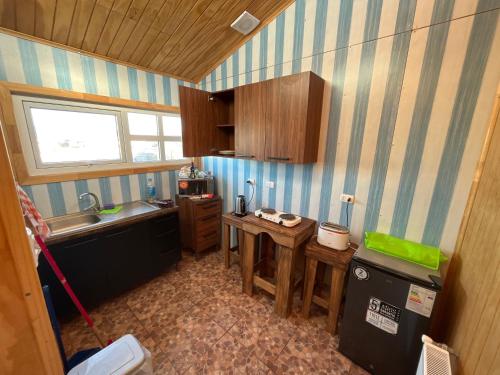 uma pequena cozinha com um lavatório e uma bancada em Loft 644 em Porvenir