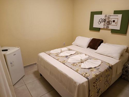 a bedroom with a large bed with towels on it at Belo Quinto Styles in Brotas