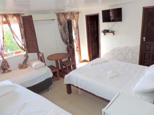 Ένα ή περισσότερα κρεβάτια σε δωμάτιο στο Amendoeira Hotel da Vila