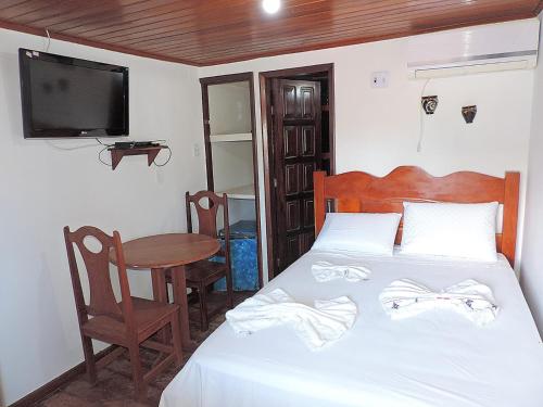 Ένα ή περισσότερα κρεβάτια σε δωμάτιο στο Amendoeira Hotel da Vila
