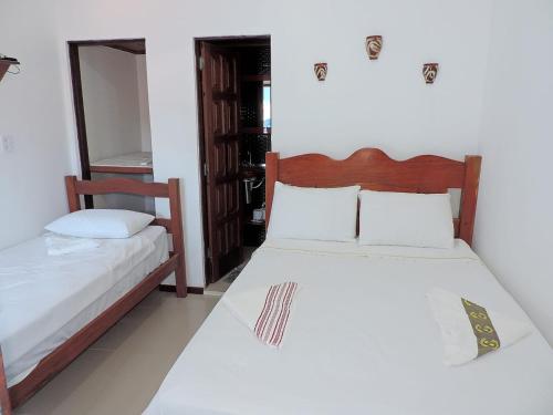 Ένα ή περισσότερα κρεβάτια σε δωμάτιο στο Amendoeira Hotel da Vila