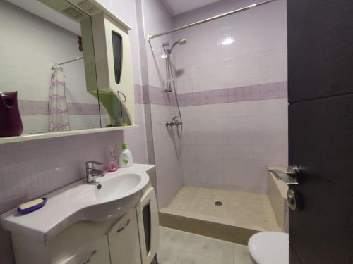 a bathroom with a sink and a shower and a toilet at Appartement Casablanca Anfa in Casablanca