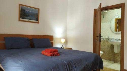 łóżko z czerwoną poduszką na górze w obiekcie Marble Arch Home w mieście St. Julian’s