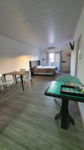 Habitación con cama, mesa y sillas. en Las Golondrinas en Concepción del Uruguay