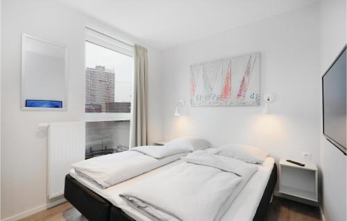 トラフェミュンデにあるPromenadenvillaの白いベッドルーム(大型ベッド1台、窓付)