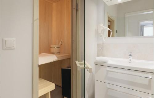 トラフェミュンデにあるPromenadenvillaのバスルーム(洗面台、鏡付)