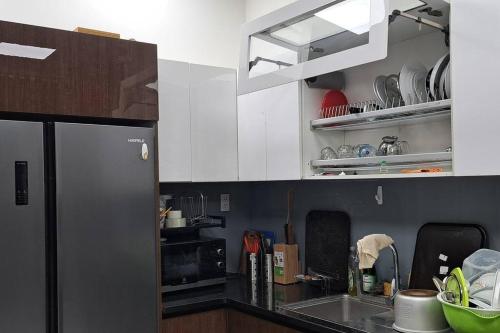 eine Küche mit einem Kühlschrank aus Edelstahl und einer Spüle in der Unterkunft Good place for your vacations 
