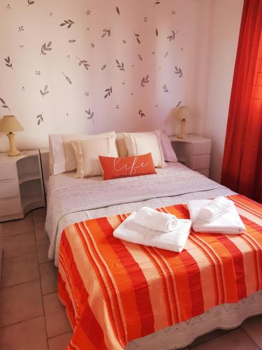 Una cama o camas en una habitación de Welcome MDP Solo familias