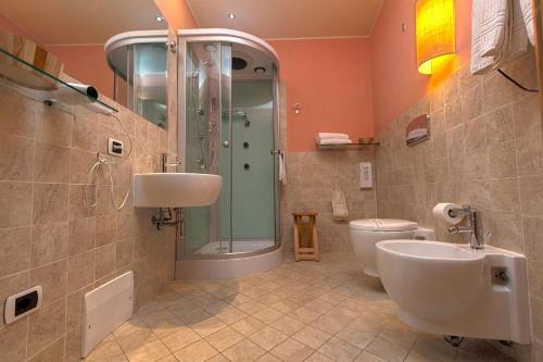 bagno con doccia, lavandino e servizi igienici di Maison Savoia B&b Apartment a Cagliari