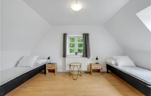 2 camas en una habitación con ventana en Stunning Home In Bandholm With Kitchen en Bandholm