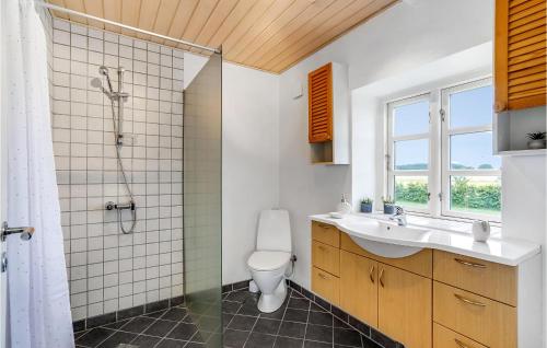 y baño con aseo, lavabo y ducha. en Stunning Home In Bandholm With Kitchen en Bandholm