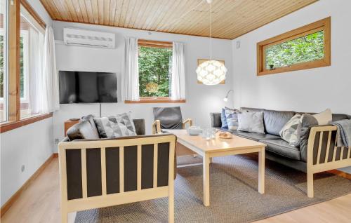 Posezení v ubytování Gorgeous Home In Nexø With Kitchen