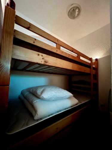 Ein Bett oder Betten in einem Zimmer der Unterkunft Le Val d'Huez, Vue sur le Village et le Domaine