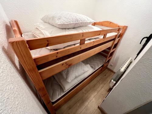 Ein Bett oder Betten in einem Zimmer der Unterkunft Le Val d'Huez, Vue sur le Village et le Domaine