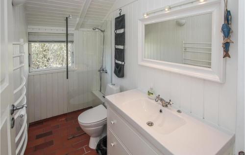 A bathroom at 2 Bedroom Stunning Home In Sams