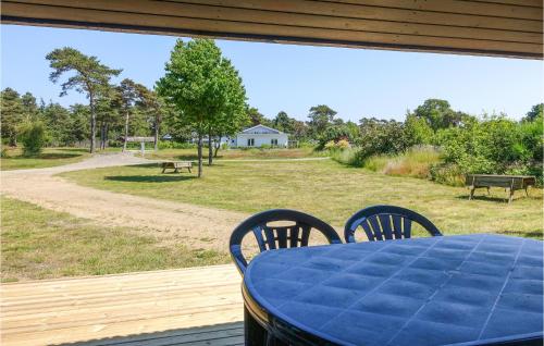 Neksøにある2 Bedroom Gorgeous Home In Nexøの田園の景色を望むポーチ(テーブル、椅子付)