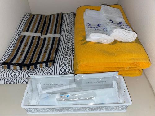 una scatola con spazzolino da denti e asciugamani su un tavolo di Assabu Uzura Onsen Shiki no Yado 
